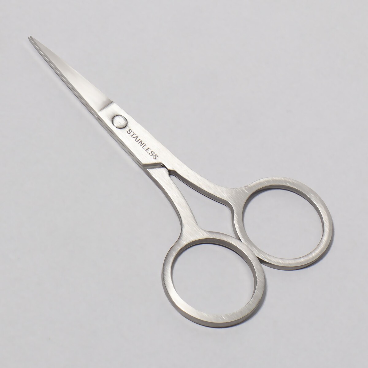 Ножницы маникюрные, прямые, 9 см, цвет серебристый пинцет в форме ножниц прорезиненные ручки 8 см на блистере серебристый