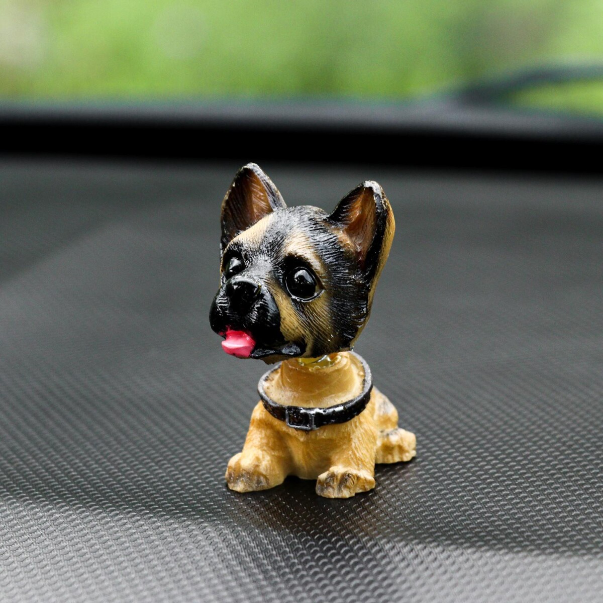 Собака на панель авто, качающая головой, немецкая овчарка собака на панель авто качающая головой немецкий дог