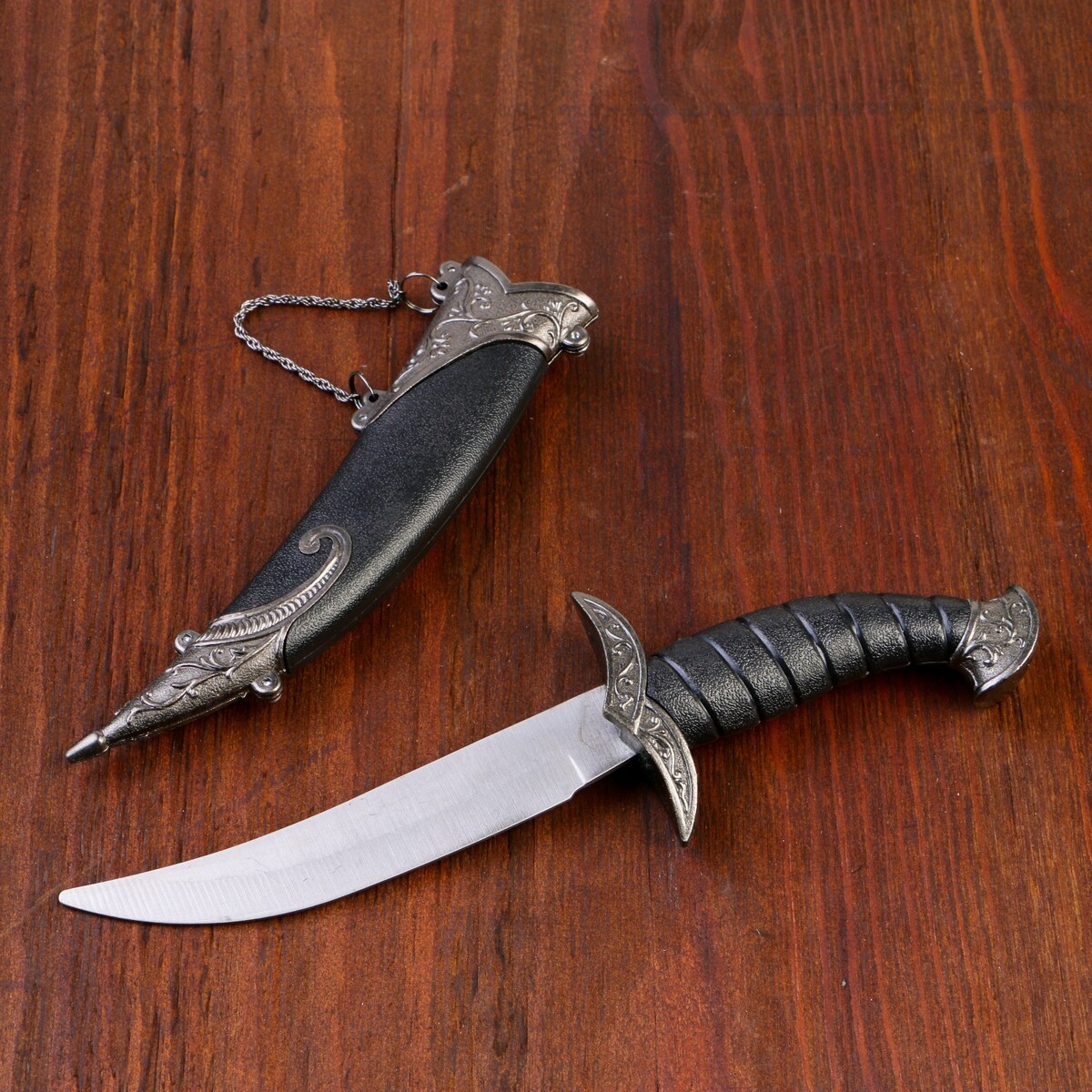 Сувенирный нож изогнутый, 26,5 см, на ножнах длинный завиток, черный судьбы узорный завиток