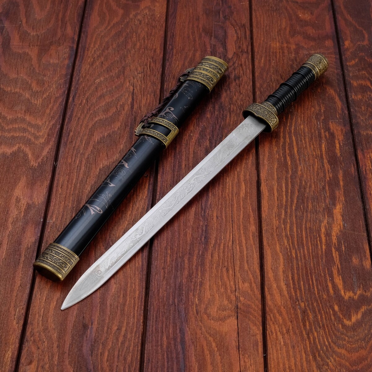Сувенирный меч, прямой с резьбой по лезвию, ножны пустыня, 3 вставки металл, 40см отвод стальной крутоизогнутый с резьбой 1
