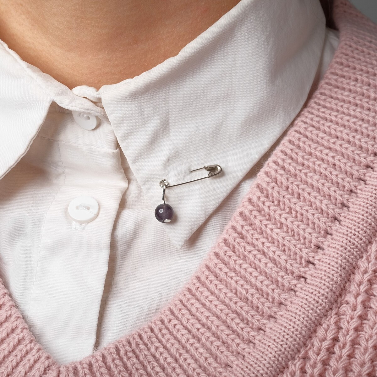 Булавка-талисман с бусиной