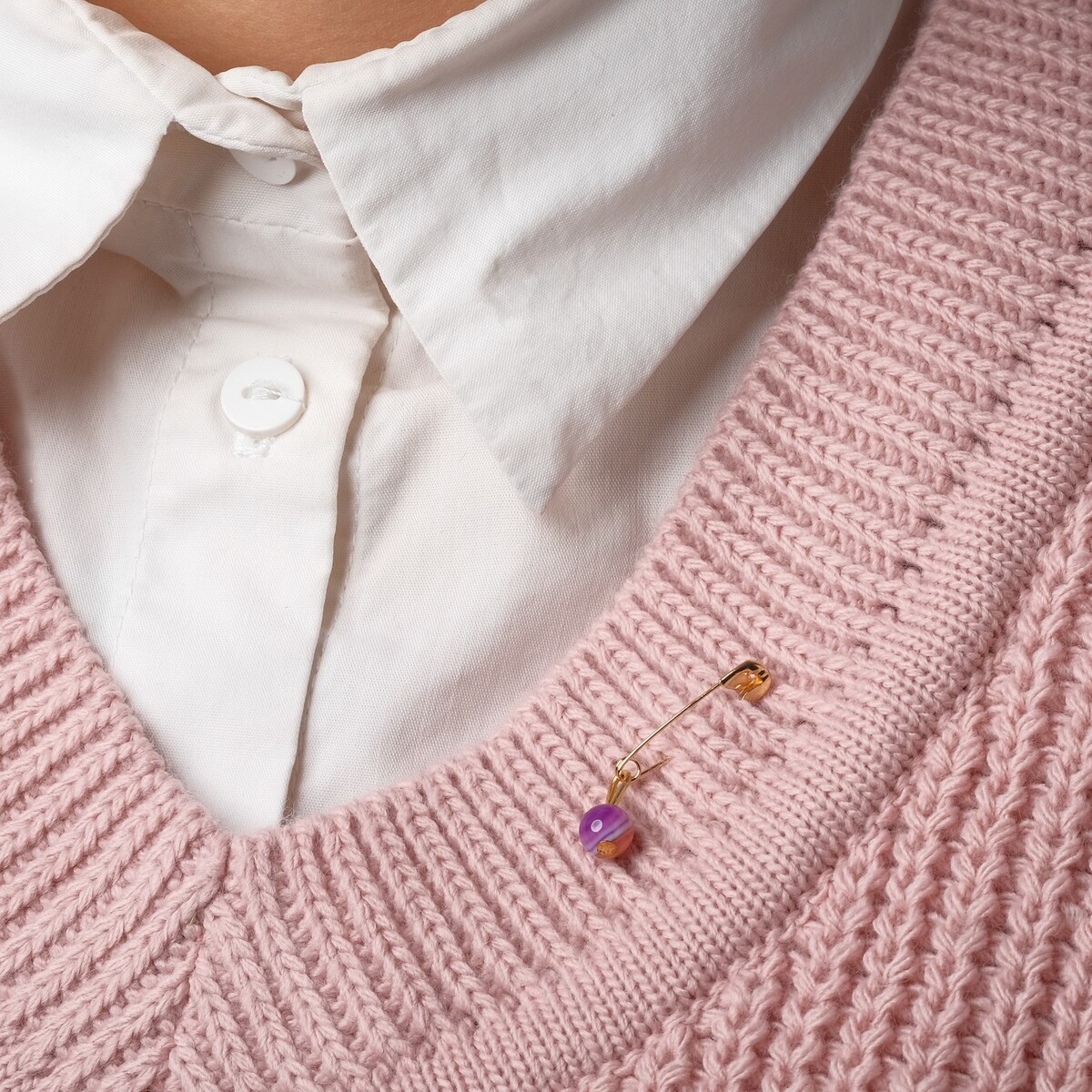 Булавка-талисман с бусиной