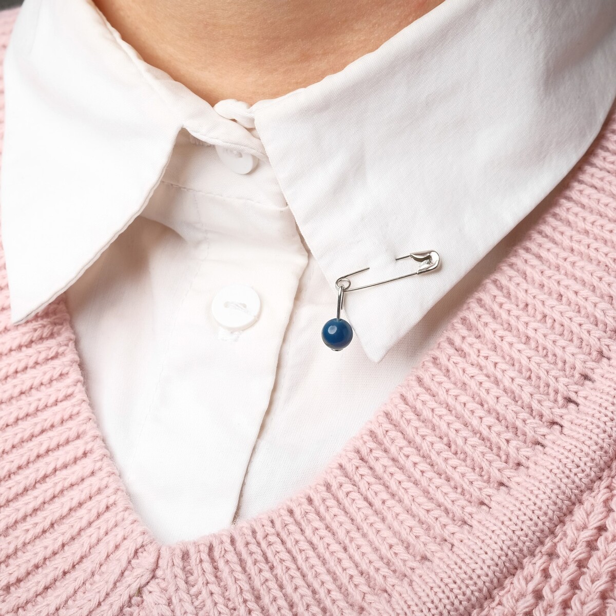 Булавка-талисман с бусиной