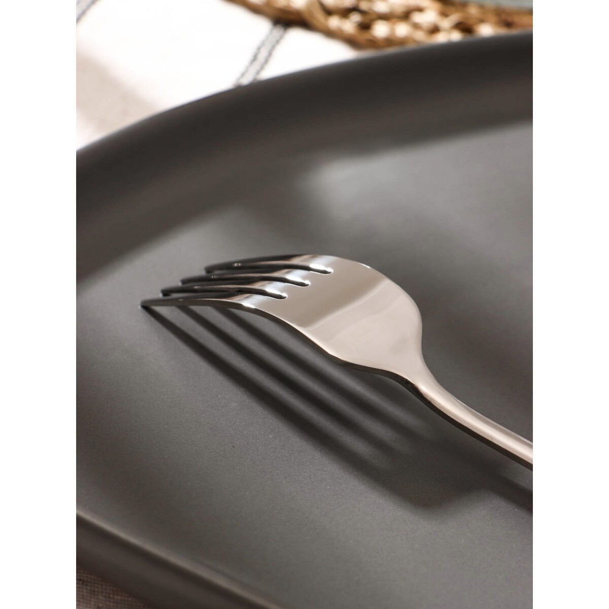 фото Вилка столовая из нержавеющей стали magistro elegance, 21×2,5 см, на подвесе, толщина 2 мм, цвет серебряный