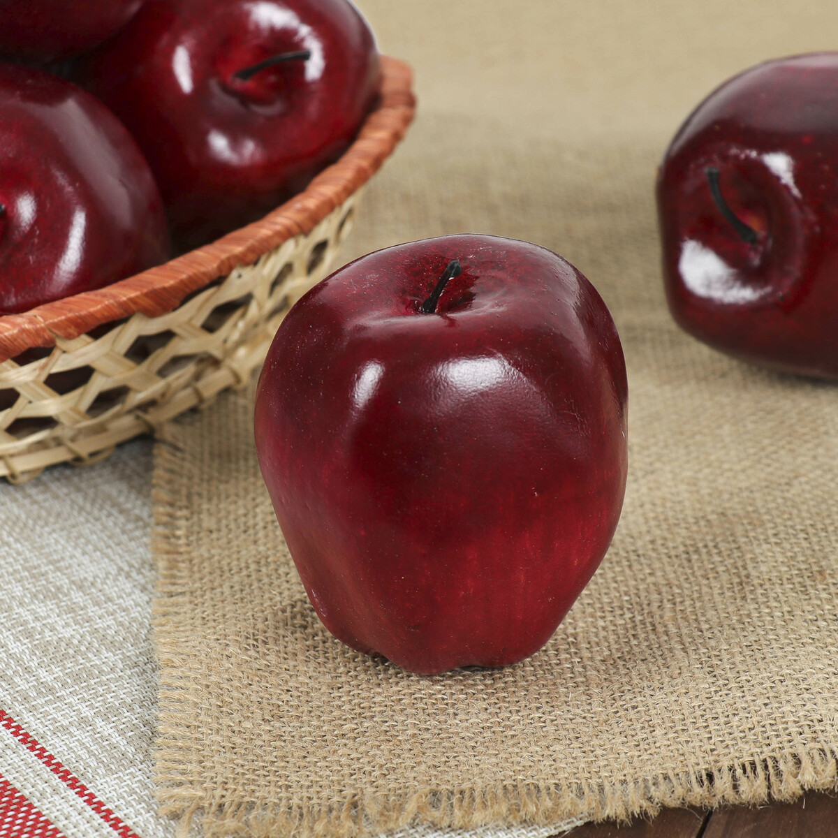 

Муляж d-8 см яблоко бордо