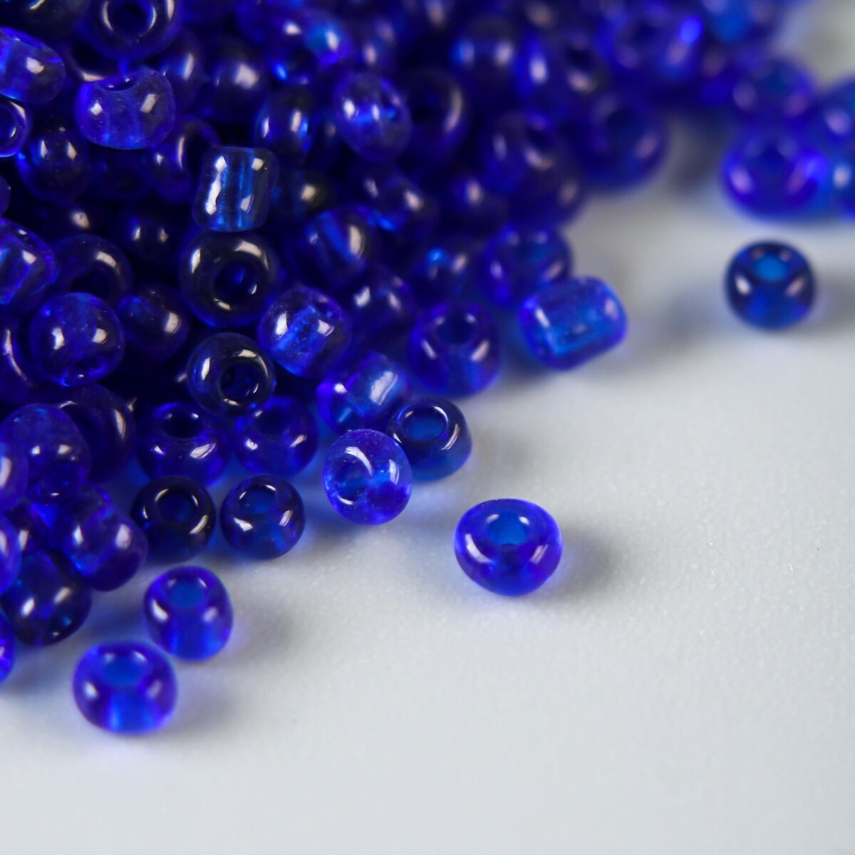 бисер preciosa 46085. стеклярус круглый. бисер белый круглый. бисер_круглый_пудровый. стеклярус круглый.