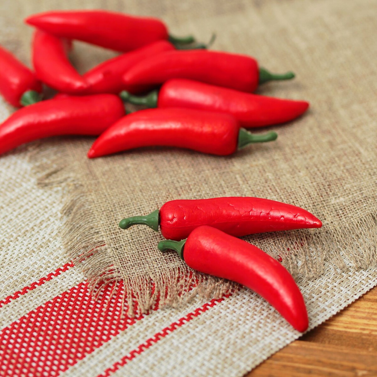 

Муляж перец красный 1,5х5 см (набор 10 шт)
