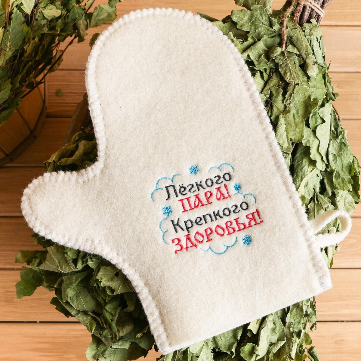 Рукавица для бани с вышивкой