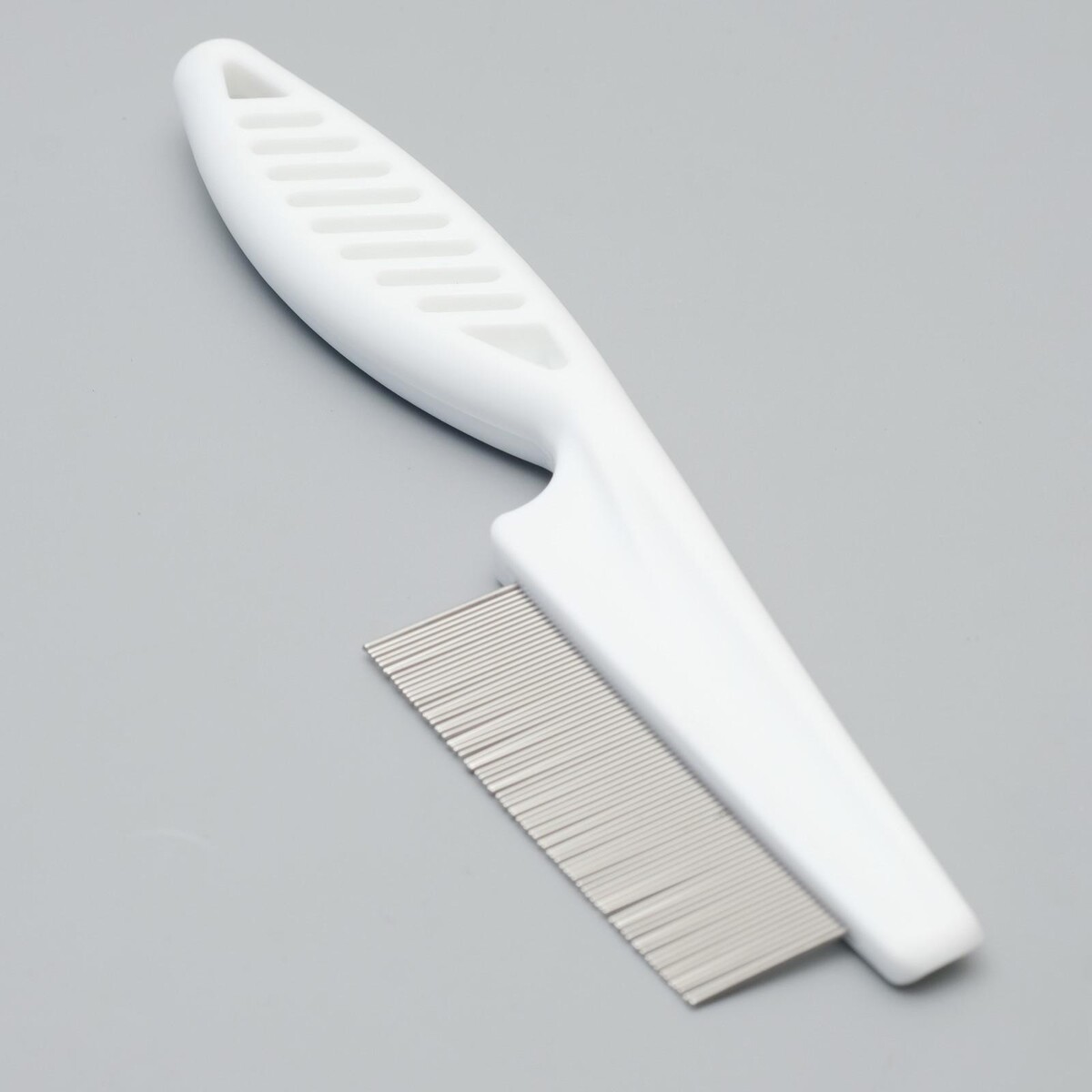 Расческа с частыми зубьями, 18 см, пластиковая ручка, белая расческа наладонник с металлическими зубьями 13 х 8 5 см красная