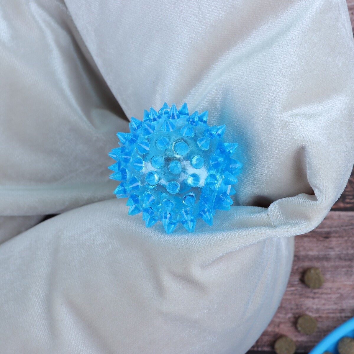 Мяч светящийся для животных малый, tpr, 4,5 см, голубой Пижон 01222147 - фото 2