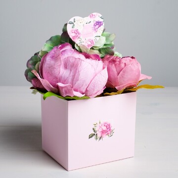 Коробка для цветов с топпером