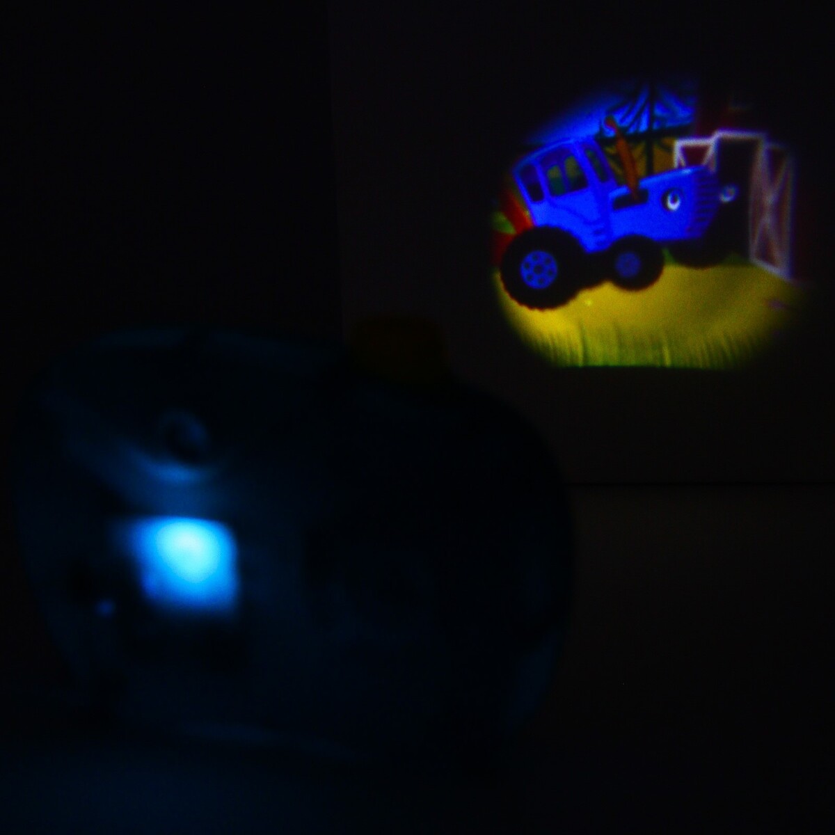 фото Проектор-фотоаппарат синий трактор