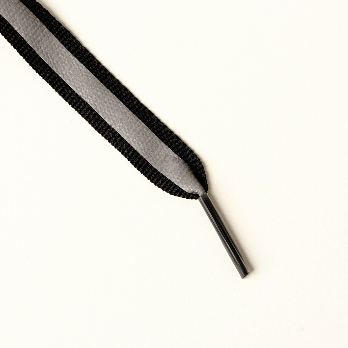 фото Шнурки, 110 см, светоотражающие, цвет черный nazamok