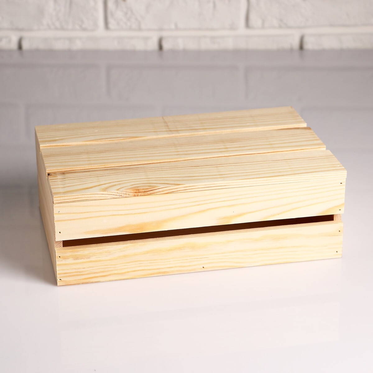 Ящик деревянный 30×20×10 см подарочный с реечной крышкой ящик деревянный 30×20×10 см подарочный с реечной крышкой брашированный