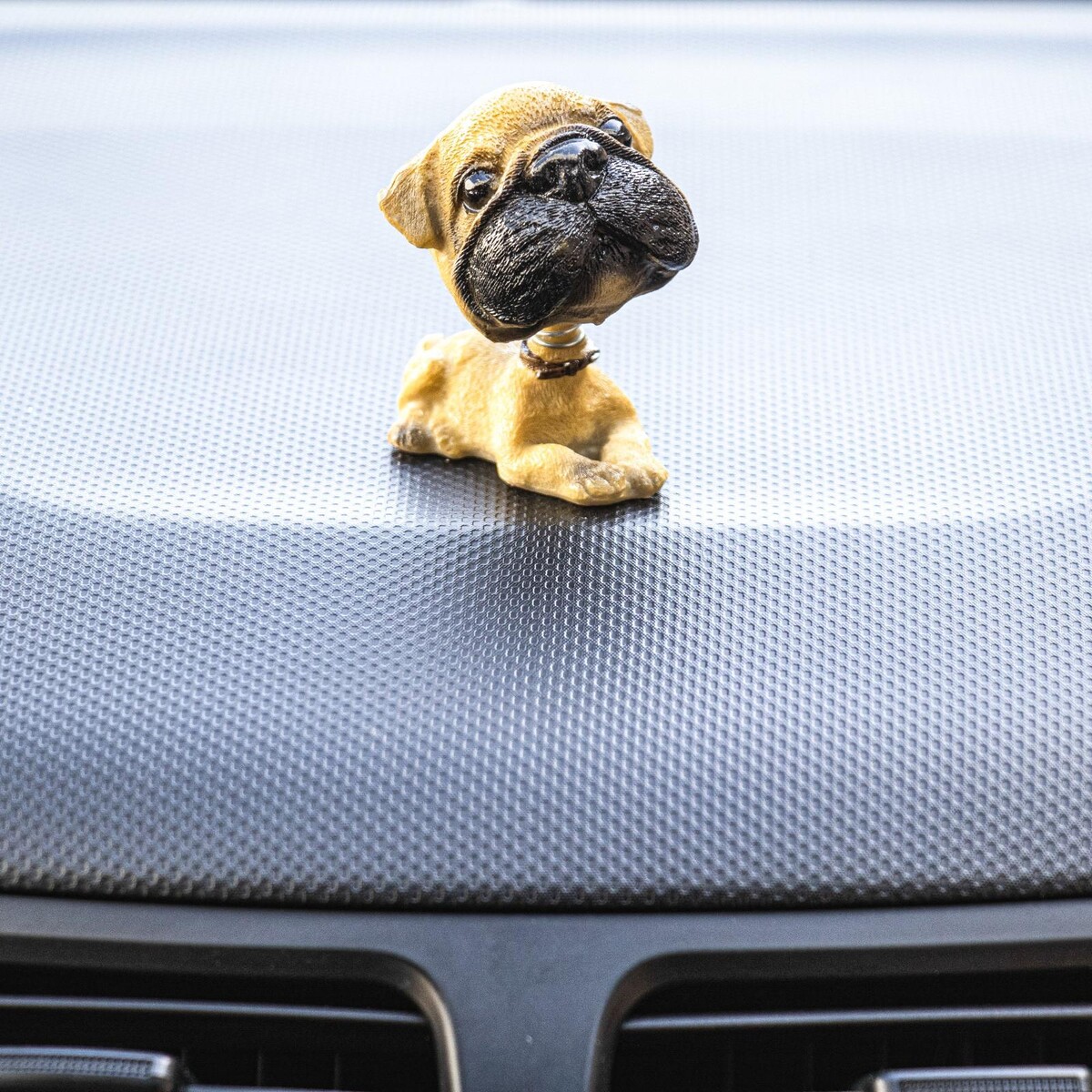 Собака на панель авто, качающая головой, немецкий дог немецкий язык время грамматики 5 9 классы
