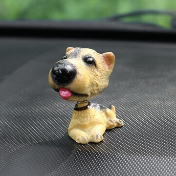 Собака на панель авто, качающая головой,