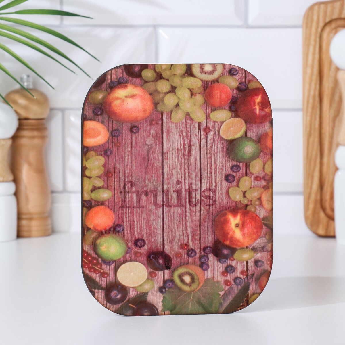 фото Набор деревянная разделочная доска и подставка под горячее с декором no brand