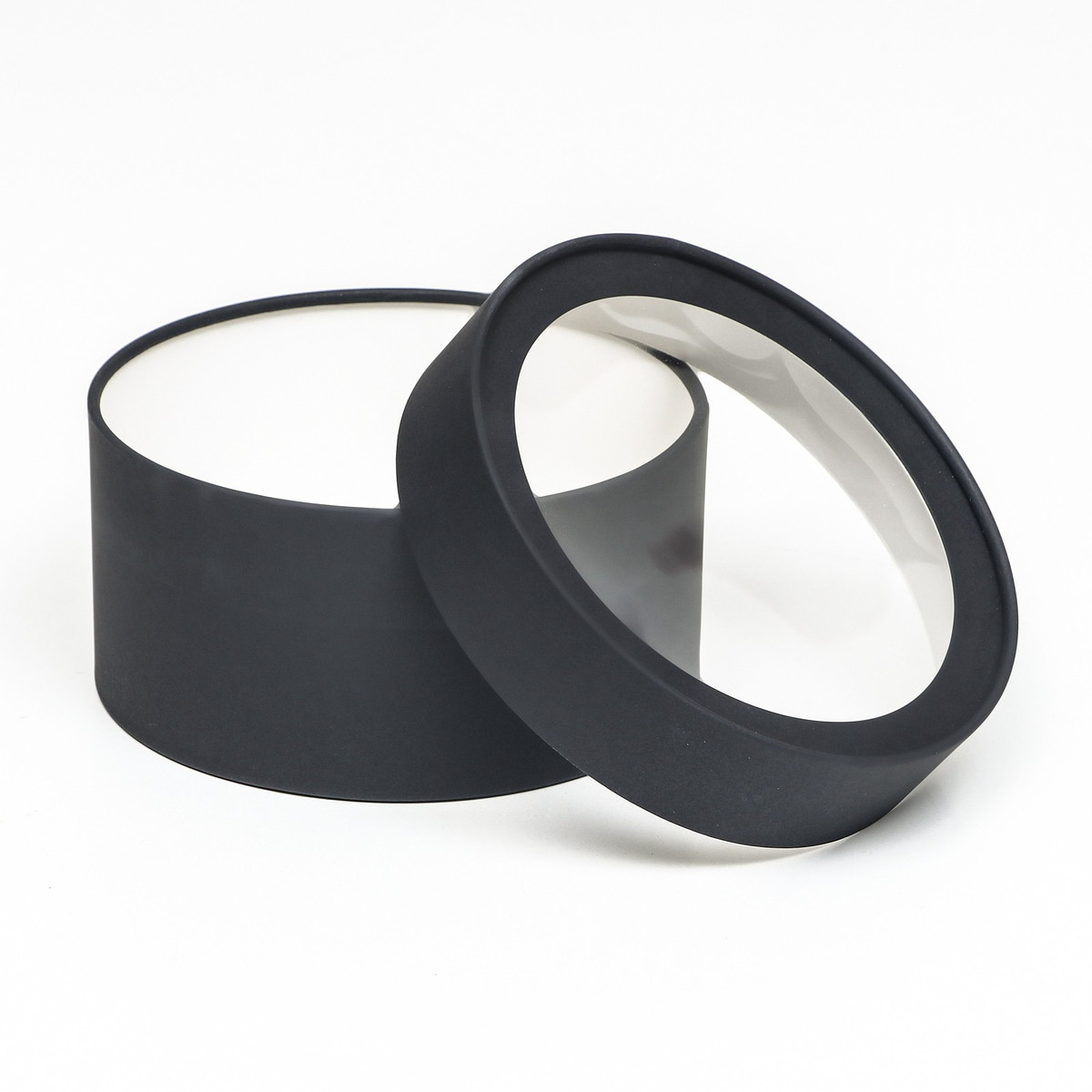 

Подарочная коробка круглая black, черная, завальцованная с окном, 21×11 см, Черный