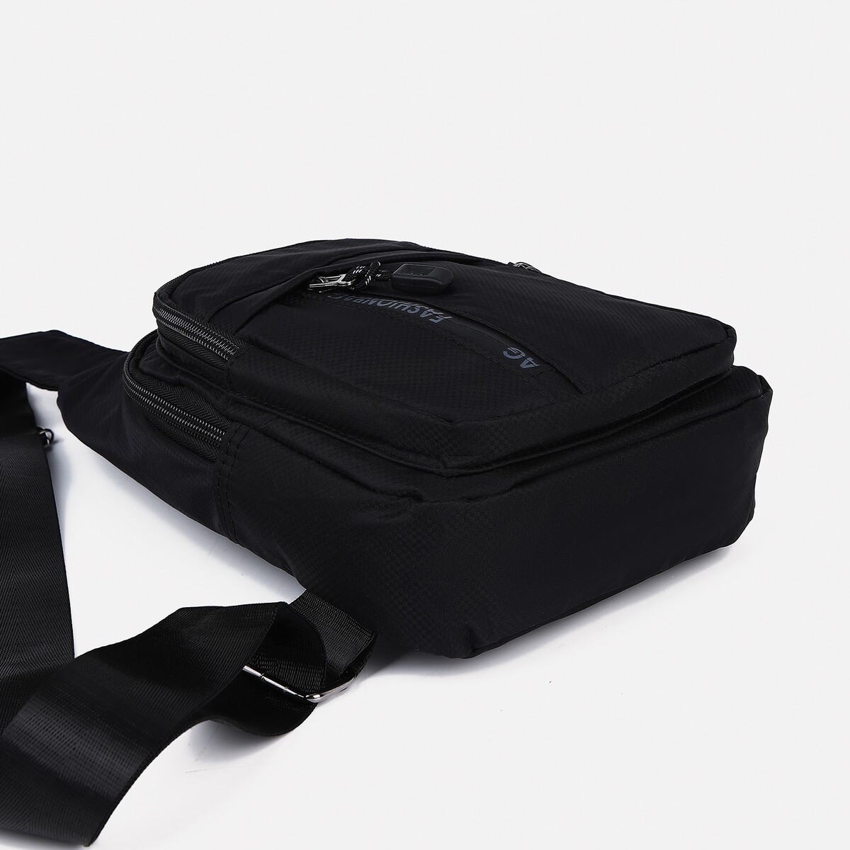 фото Сумка слинг мужская из текстиля, отверстие для наушников, цвет черный no brand