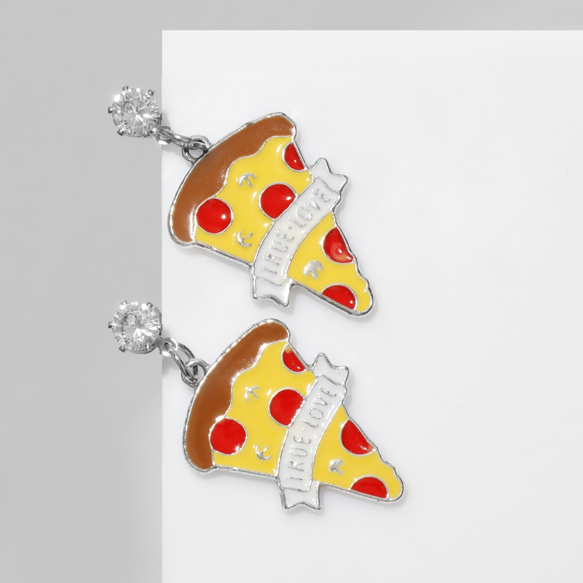 Серьги эмаль true love пицца, цветные в серебре пусеты 12 пар one year строгий стиль белый в серебре