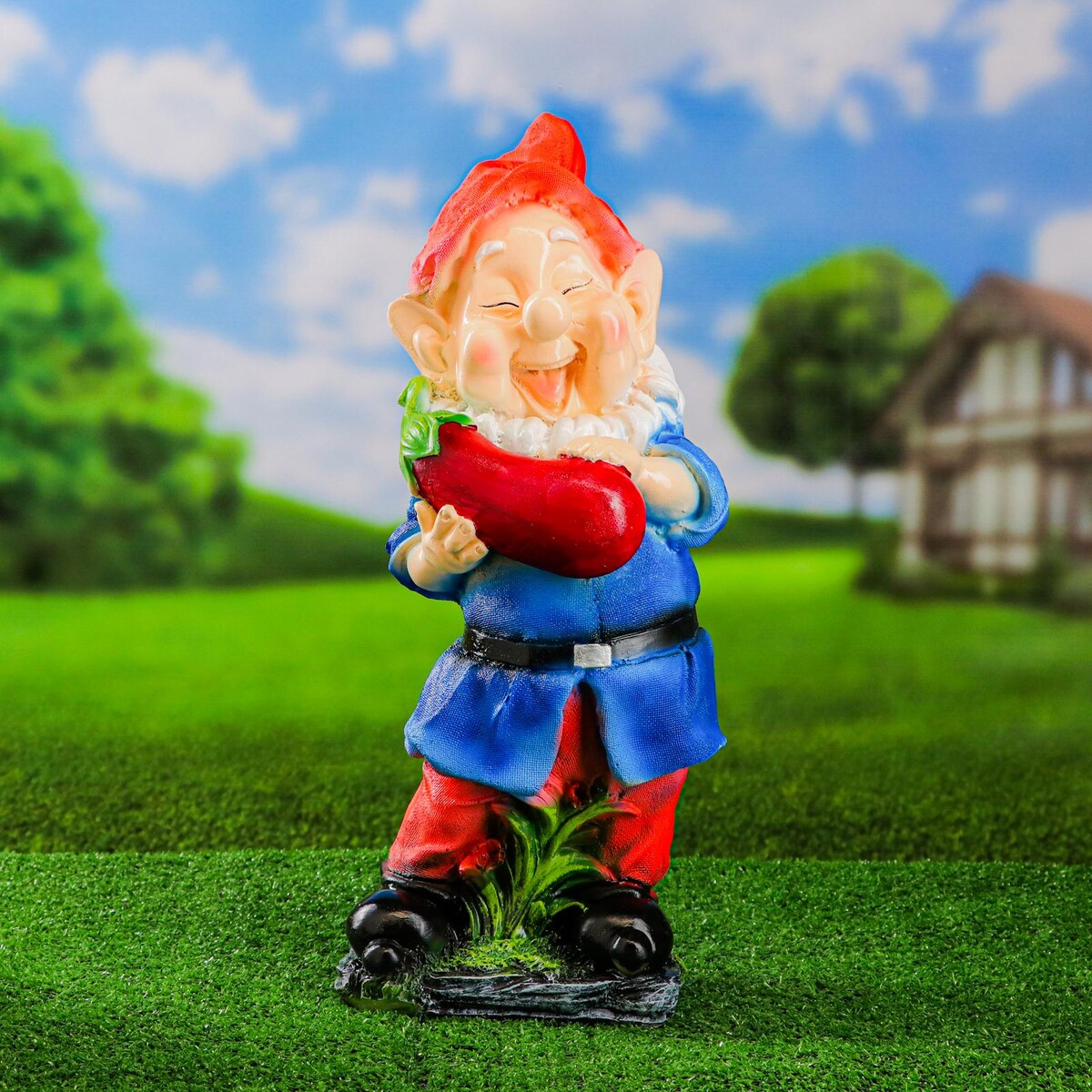 Садовая фигура садовая фигура гном с клубникой красный 20х30х65см