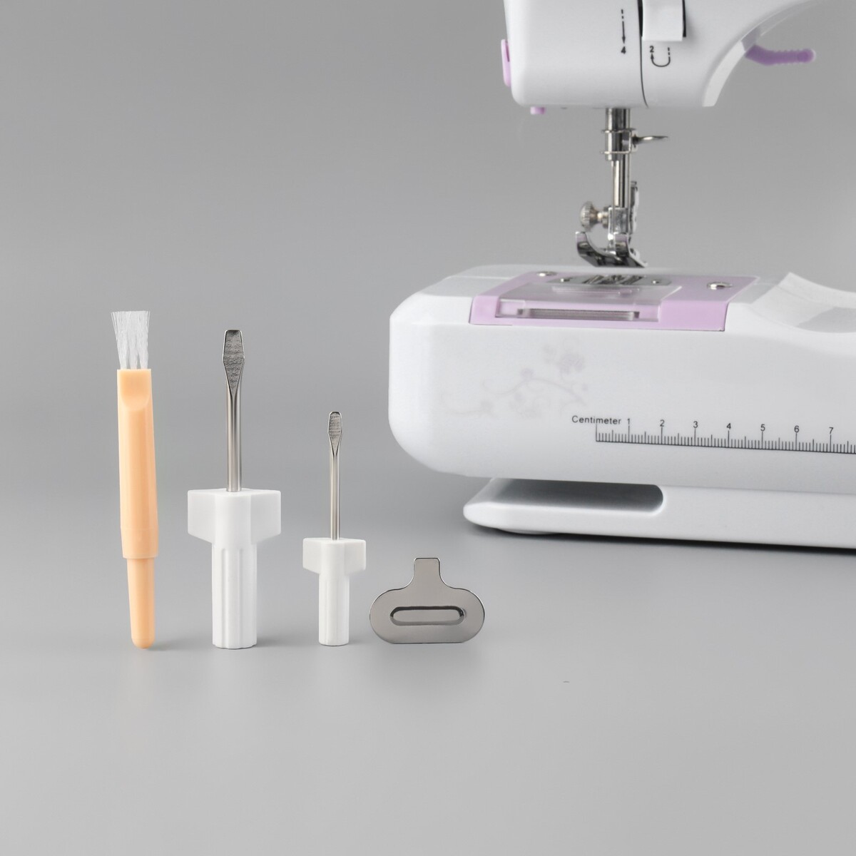 Сервисный набор для швейных машин, 4 предмета: отвертка, 2 шт, металлический ключ, щетка лапка для швейных машин для пришивания пуговиц 2 3 × 1 5 × 1 см