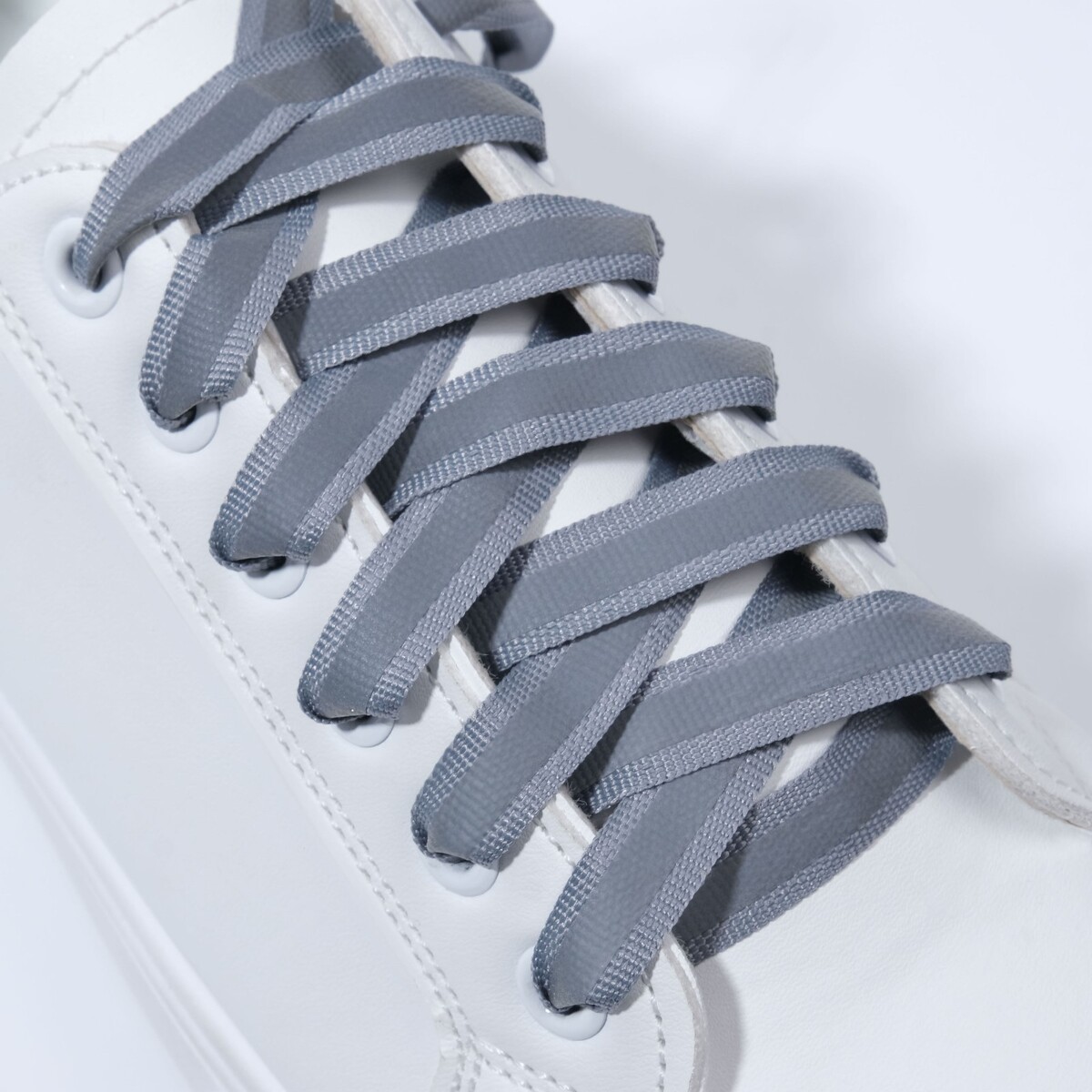 фото Шнурки для обуви, пара, плоские, со светоотражающей полосой, 10 мм, 100 см, цвет серый onlitop