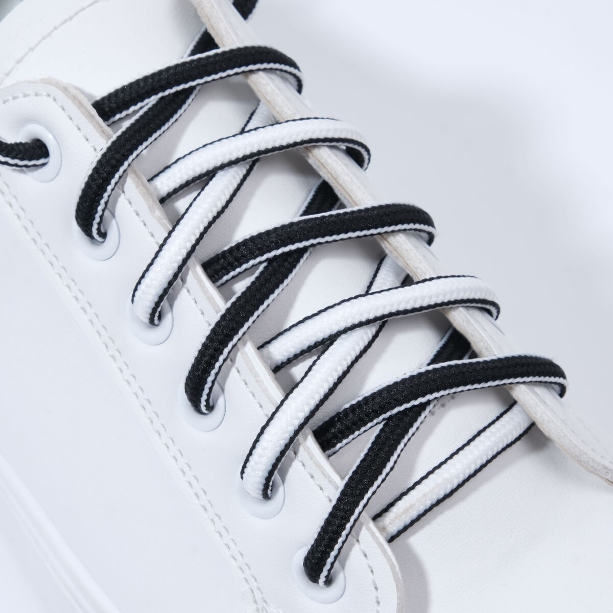 фото Шнурки для обуви, пара, круглые, d = 5 мм, 90 см, цвет черный/белый onlitop