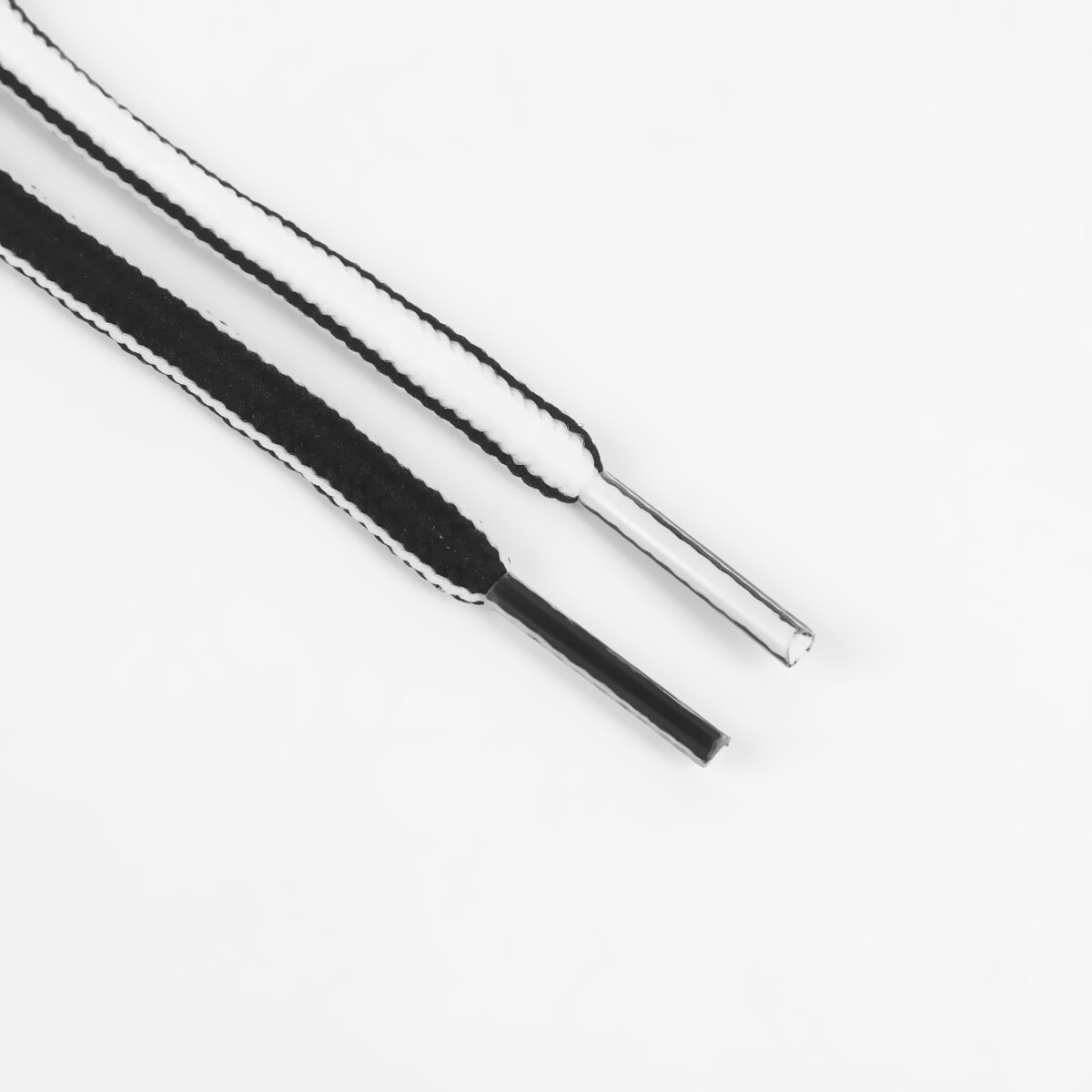 фото Шнурки для обуви, пара, круглые, d = 5 мм, 90 см, цвет черный/белый onlitop