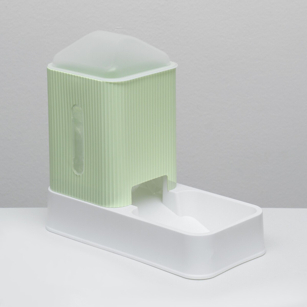 Автокормушка для животных 3,5 л, бело-зеленый когтерез для животных с led фонарем и контейнером для когтей на батарейках бело фиолет