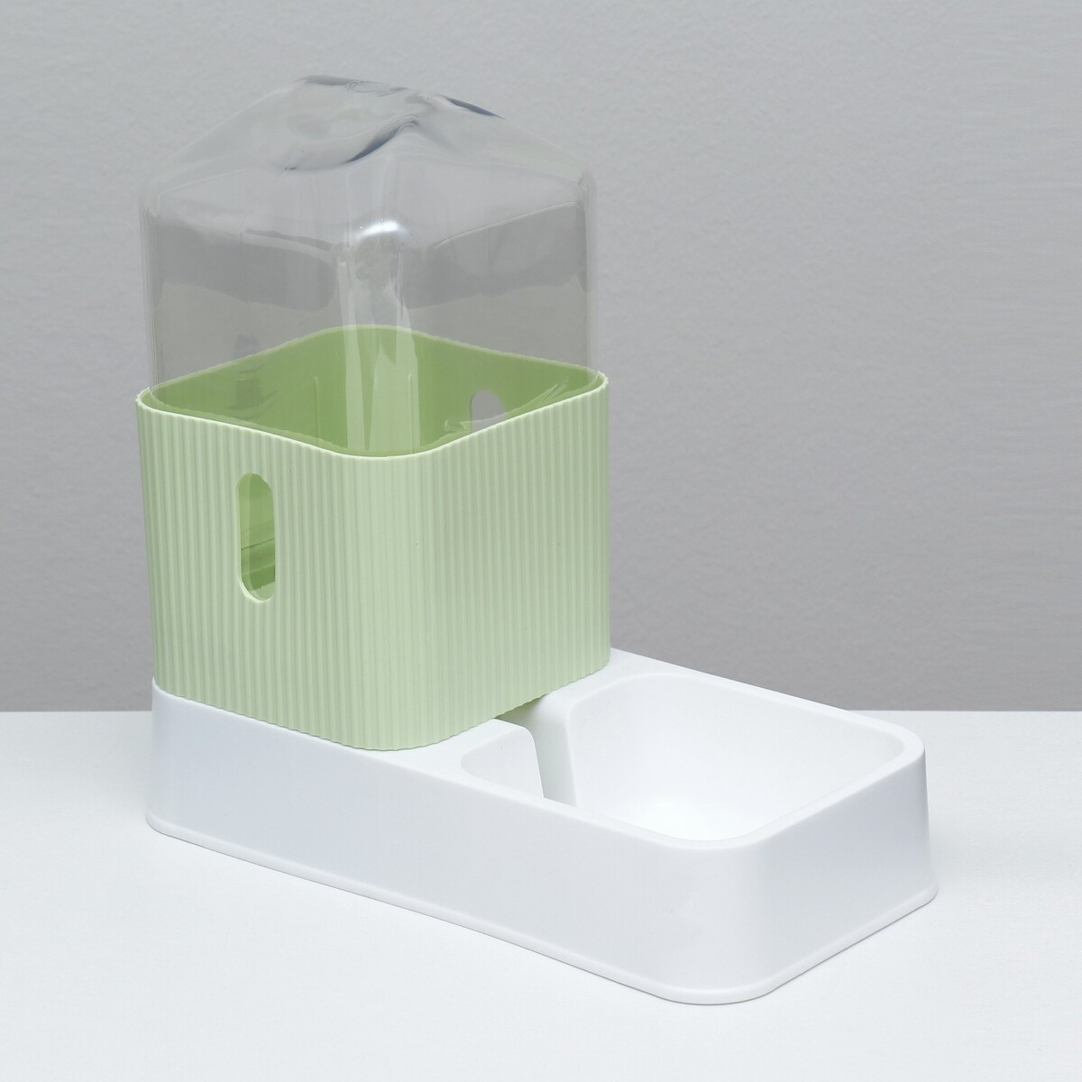 Автопоилка для животных 3,5 л, бело-зеленый когтерез для животных с led фонарем и контейнером для когтей на батарейках бело фиолет