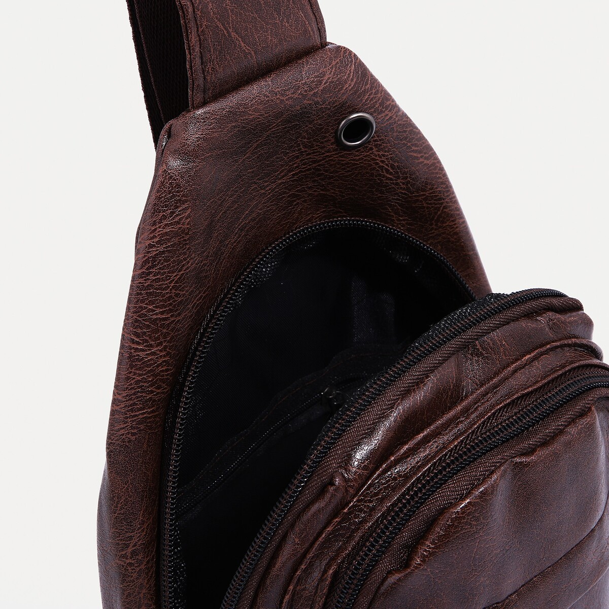 фото Сумка слинг мужская, искусственная кожа, отверстие для наушников, цвет коричневый no brand