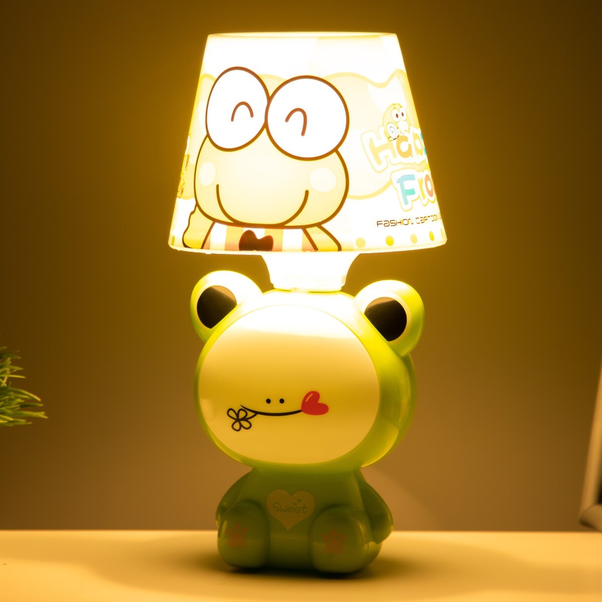 фото Настольная лампа лягуха e14 15вт бело-зеленый 13х13х25 см risalux