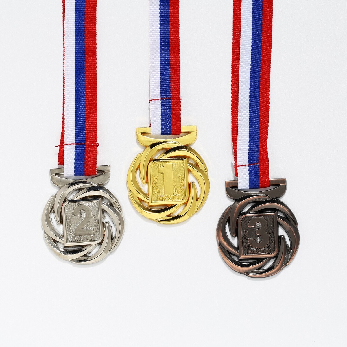 Медаль призовая 192 диам 4 см. 2 место. цвет сер. с лентой медаль призовая 048 диам 5 см 1 место зол с лентой