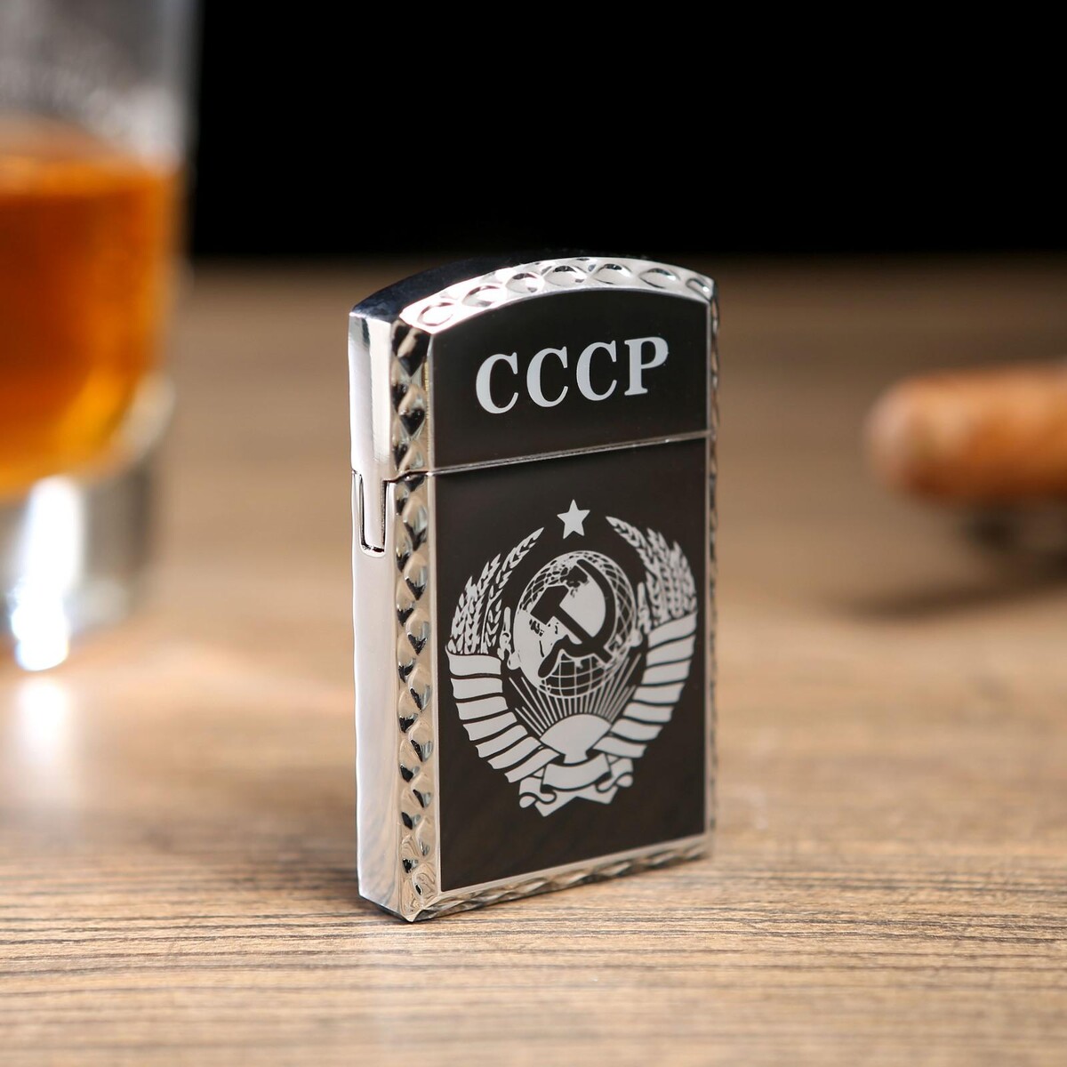 Зажигалка новосибирск. Зажигалки СССР. Советские газовые зажигалки. Зажигалка с гербом СССР. Зажигалка с надписью СССР.