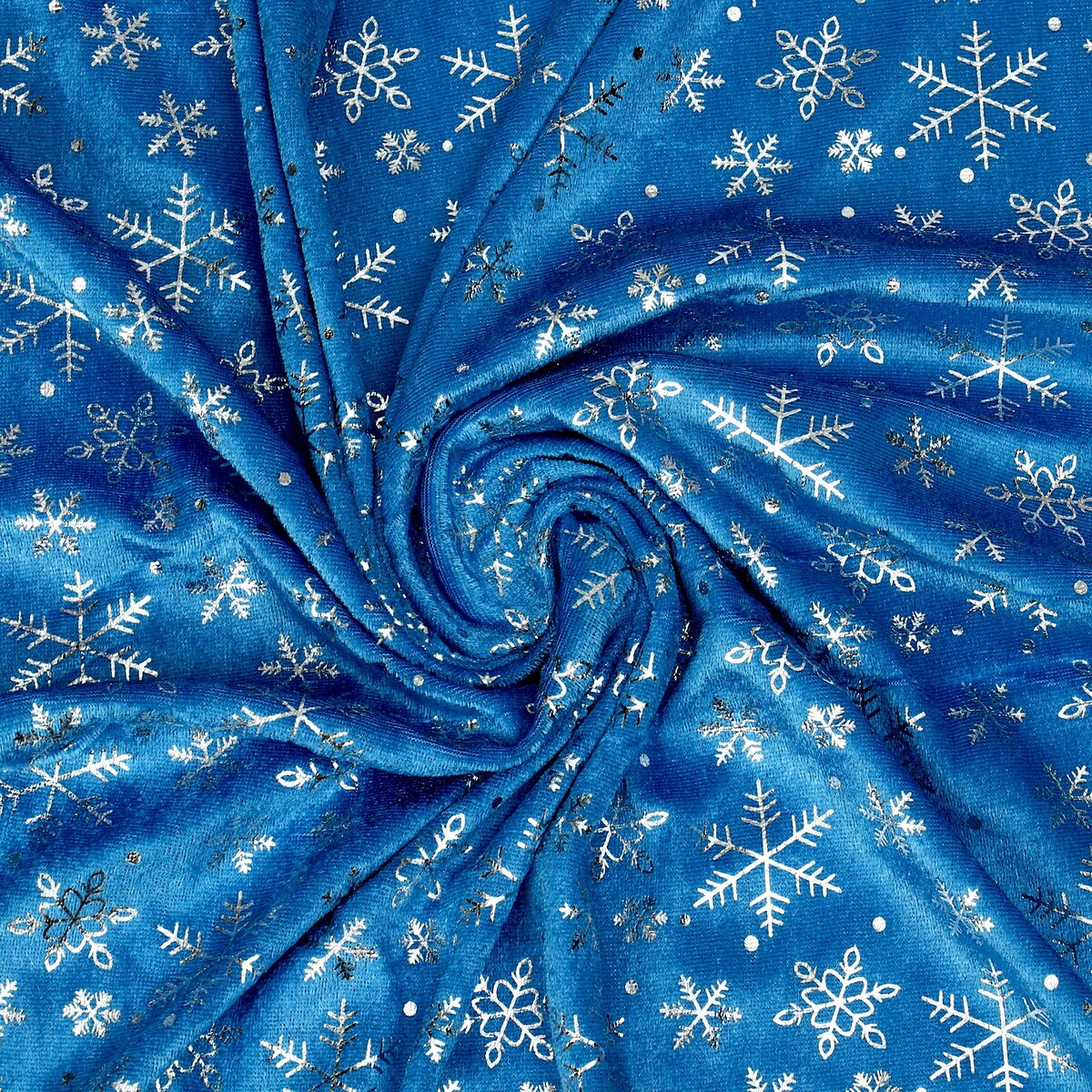 Лоскут лоскут велюр с новогодним нанесением крупные снежинки серебро на голубом 100 150 см
