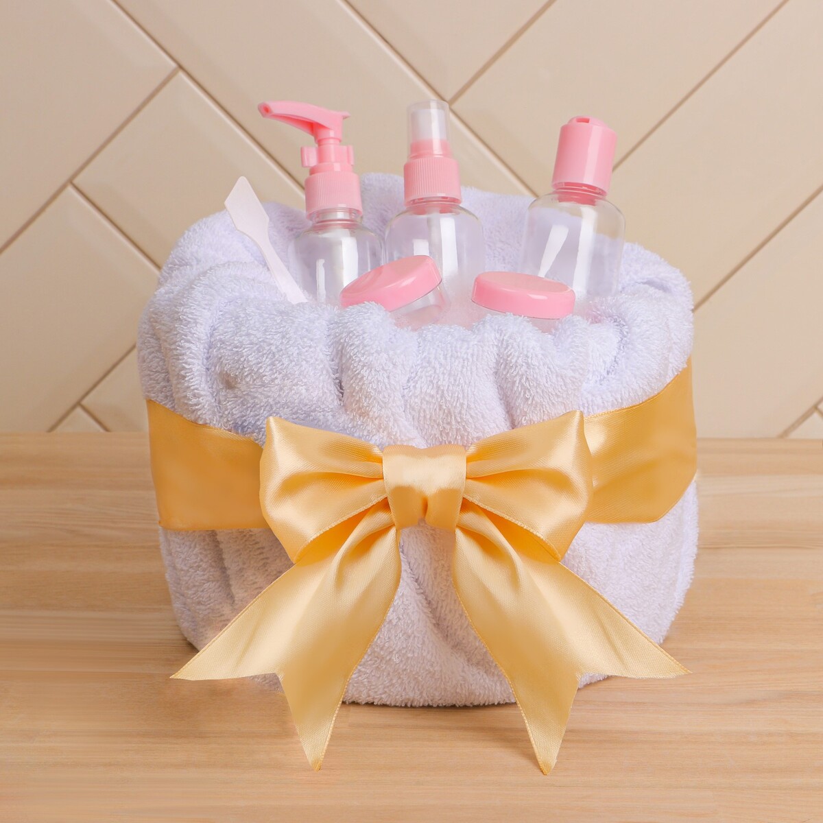 Набор банный, в косметичке, 7 предметов (полотенце 70 × 140 см, бутылочки 3 шт, баночки 2 шт, лопатка) , цвет белый/розовый полотенце 70 х 140 см sofi de marko robin розовый
