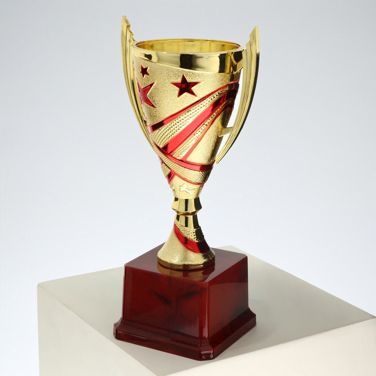 Кубок 183a, наградная фигура, золото, подставка пластик, 23 × 12 × 8.5 см