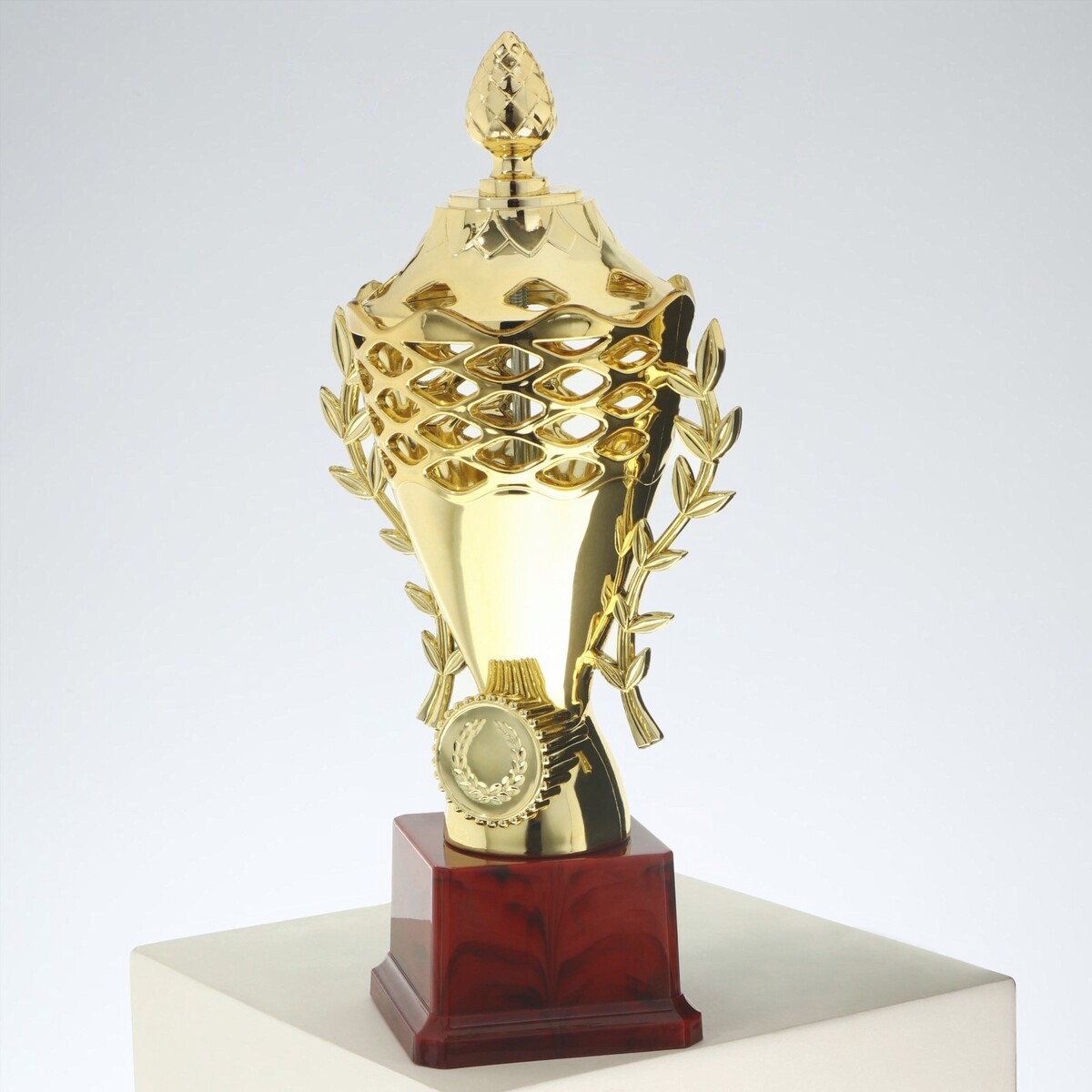 Кубок 184b, наградная фигура, золото, подставка пластик, 26 × 11 × 7.5 см