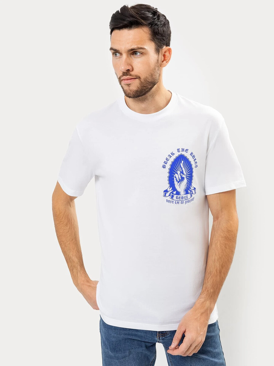 Футболка мужская в белом цвете с принтом в виде надписей футболка мужская в голубом е с принтом