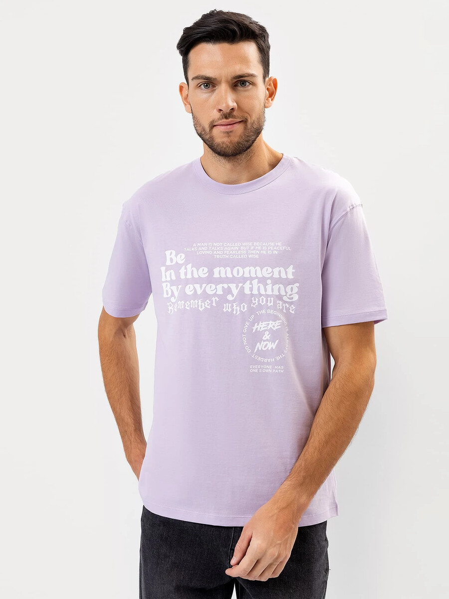 Футболка мужская в фиолетовом оттенке с текстовым принтом футболка мужская в оливковом оттенке с темной полоской