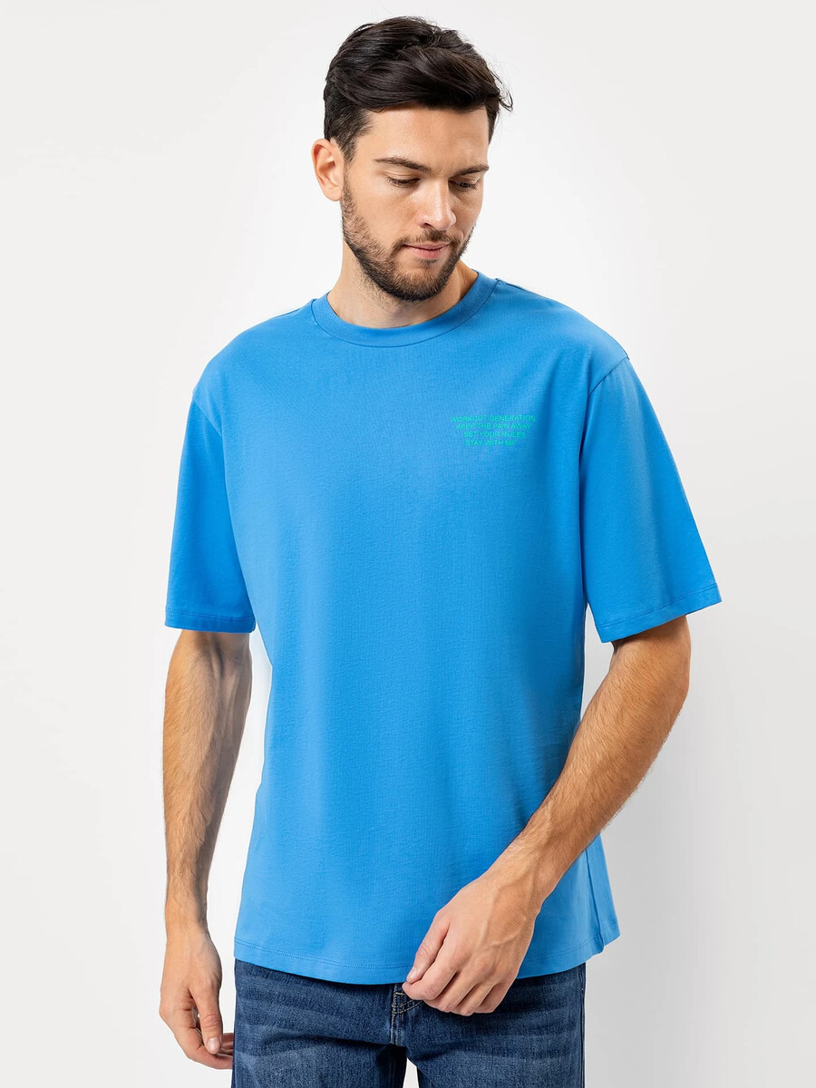 Футболка мужская в голубая с текстовым принтом футболка мужская светло коричневая с текстовым принтом