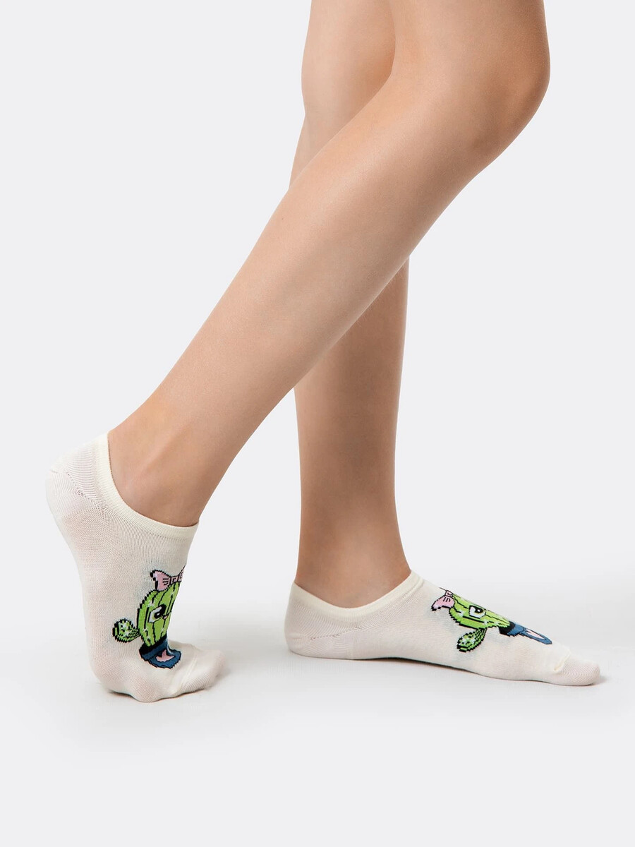 Носки детские короткие кремовые с рисунков в виде кактусов носки детские зеленые с рисунком в виде цыпочек