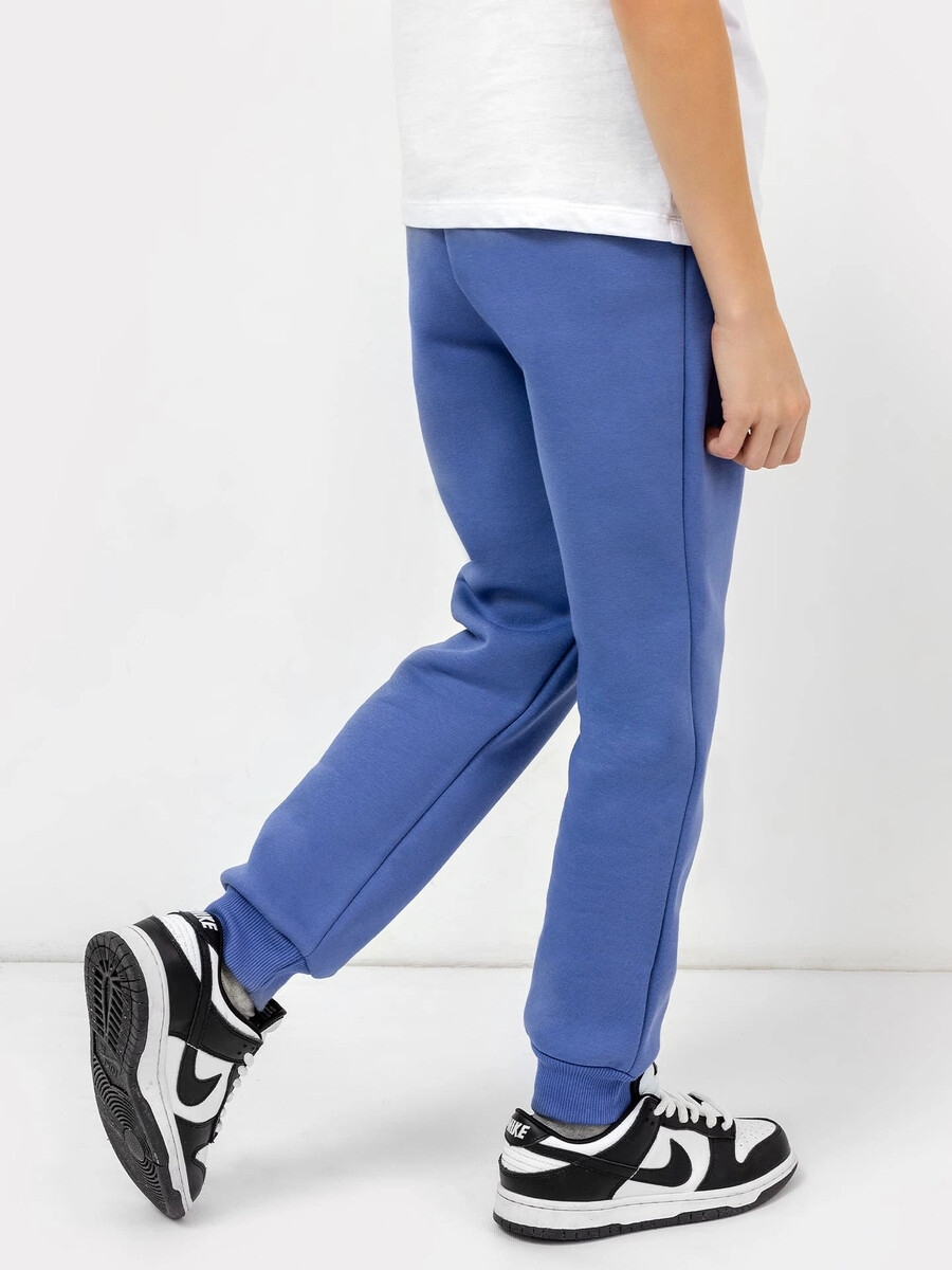 фото Теплые брюки синего цвета с лаконичным принтом для мальчиков mark formelle