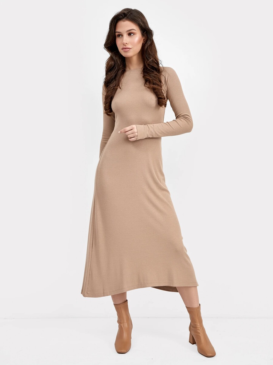 Однотонное платье в рубчик с длинными рукавами в бежевом цвете однотонное платье коричневого а с широкими рукавами и вырезом