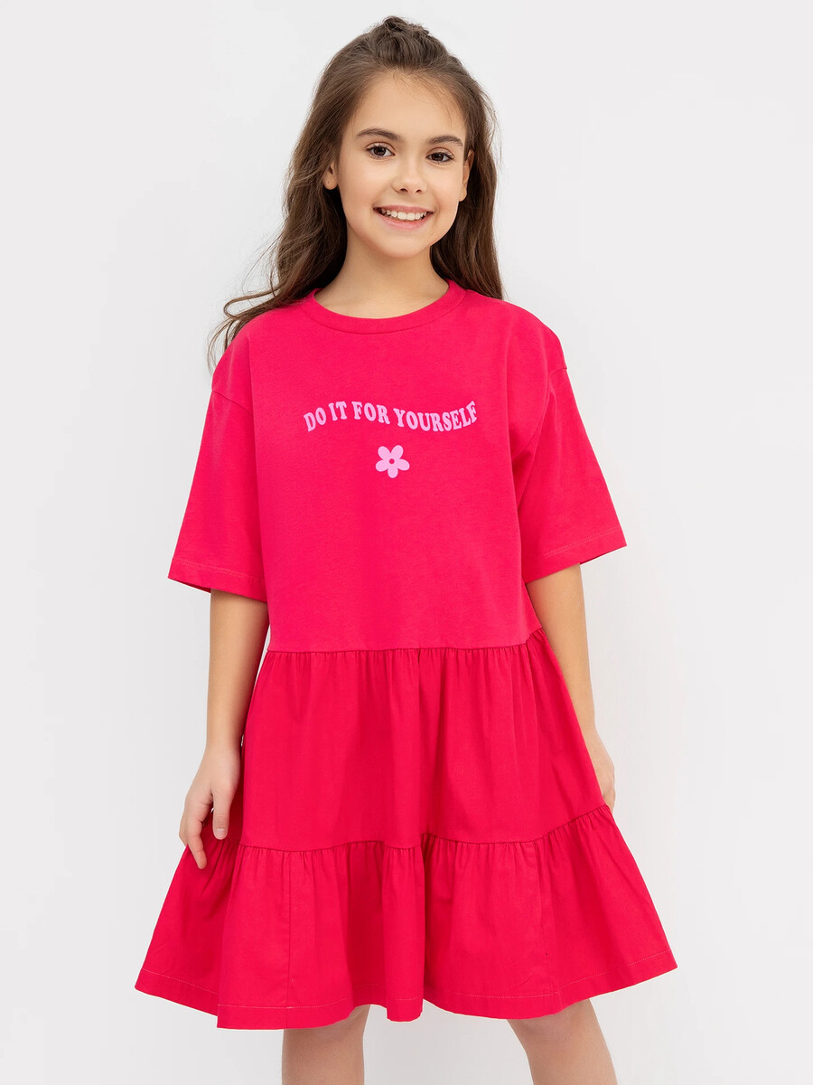 фото Многоярусное платье силуэта оверсайз малинового цвета для девочек mark formelle