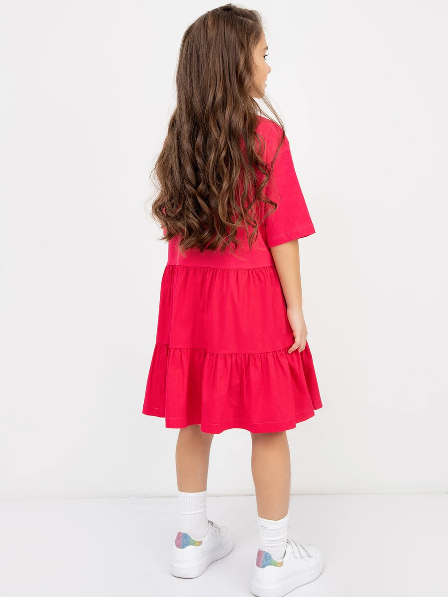 фото Многоярусное платье силуэта оверсайз малинового цвета для девочек mark formelle