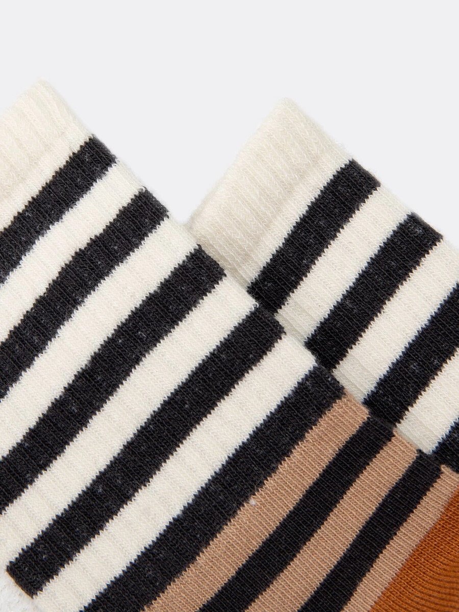 фото Высокие детские носки бело-коричневого цвета в черную полоску mark formelle