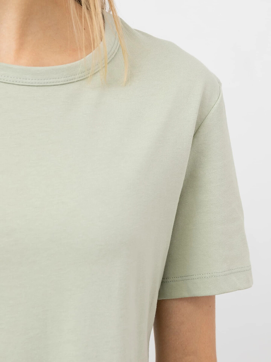 фото Однотонная женская футболка пыльно-зеленого цвета mark formelle