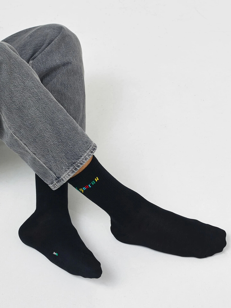 Мужские высокие носки черного цвета с разноцветной надписью
